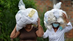FOTOS: "Solo el paquete y se retiran". Desalojan a familiares de reos que permanecían afuera de Mariona