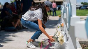 Meghan Markle dejó una ofrenda floral a las víctimas del tiroteo en Uvalde