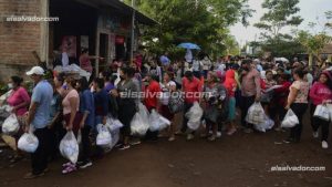 "Esta es la tercera vez que intento": Filas de hasta 2 kilómetros para entregar paquete de higiene en el penal de Izalco
