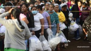 Largas colas para entregar paquetes de higiene en Penal de Izalco