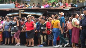 Familiares se aglomeran afuera de Mariona tras rumor de que liberarían presos