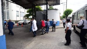 "Es lamentable que en esta época nos  notifiquen": denuncian 300 despidos en la PNC