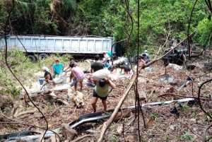 "Vehículo pesado cayó en un barranco": Personas fueron rescatadas tras accidentarse en La Libertad