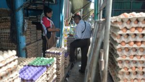 "Están caros". Compradores reportan alza en el precio de los huevos