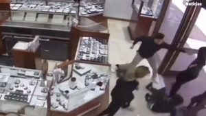VIDEO: Empleados de una joyería evitan robo en California al pelear con asaltantes