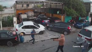 IMÁGENES FUERTES: Captan a sicarios en México disparando a plena luz del día