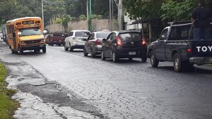 Tráfico vehicular se complica cerca del penal de Izalco, Sonsonate