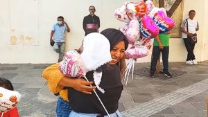 Video: “Eres una gran mujer”. Yanira Berríos repartió globos a las madres en su día