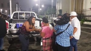 VIDEO. “¡Vaya, mis corazones bellos!”. Yanira Berríos repartió tamales y café en San Salvador