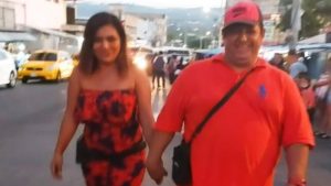 VIDEO. “¡Qué bonita se ve bien vestida!”. Yanira Berríos luce plena de la mano de un caballero