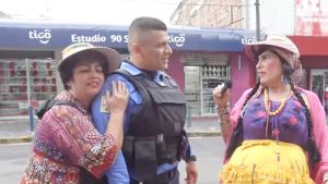 VIDEO: La Tenchis y Narda "acosan" a agente del CAM