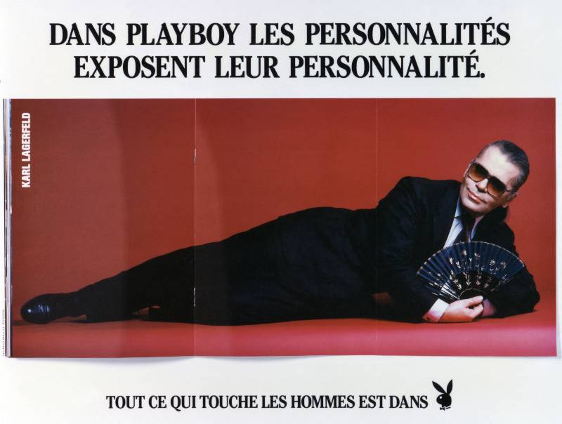 Karl Lagerfeld hizo del abanico un símbolo de su identidad. Acá posando en la revista Playboy Francia, en 1987. Foto: Archivo AFP