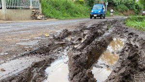 ANDA rompió calle en Ahuachapán para mejora del servicio y no la selló