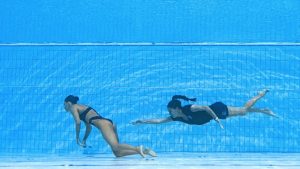 FOTOS: Angustiante momento en que nadadora se desmaya en Mundial de Natación y su entrenadora la rescata