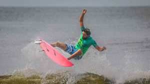 Salvadoreño Bryan Pérez estará en las olas de la Liga Mundial de Surf