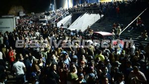 "Hemos esperado más de 5 horas" Largas colas para entrar al concierto de Karol G en El Salvador