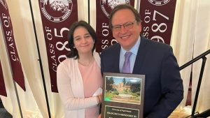 Salvadoreño gana Premio al Logro Profesional en reconocida universidad estadounidense