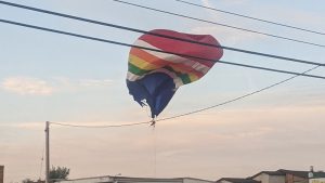 Un globo choca con un edificio para posteriormente golpear un tren en marcha en EEUU