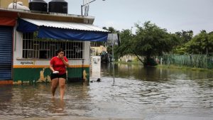 Huracán Blas provoca "torrenciales" lluvias en México