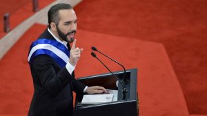Al menos seis artículos de la Constitución prohíben la reelección presidencial