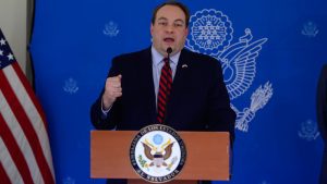 Diplomático de Estados Unidos urge a El Salvador extradición de pandilleros