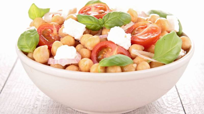 Los garbanzos son deliciosos como ingrediente de una ligera ensalada. Foto: Shutterstock