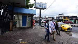 Médicos del ISSS denuncian que hay 480 especialistas menos para atender pacientes