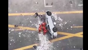 Automóvil eléctrico cae desde el tercer piso de un edificio en China