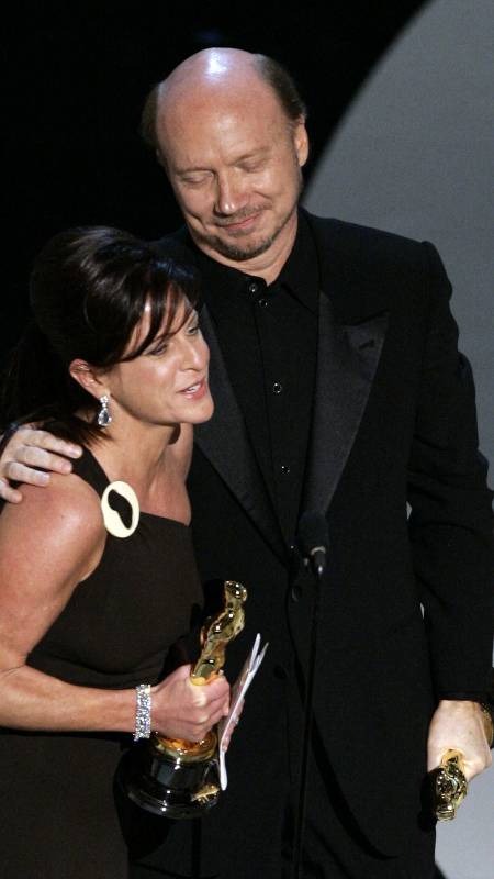 Los productores Cathy Shulman y Paul Haggis aceptan el Premio a la Mejor Película durante la 78ª entrega de los Premios de la Academia, en 2006. Foto: Archivo AFP