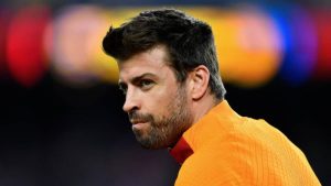 “Obligan” a Gerard Piqué a escuchar “Te felicito” de Shakira mientras calentaba en la cancha