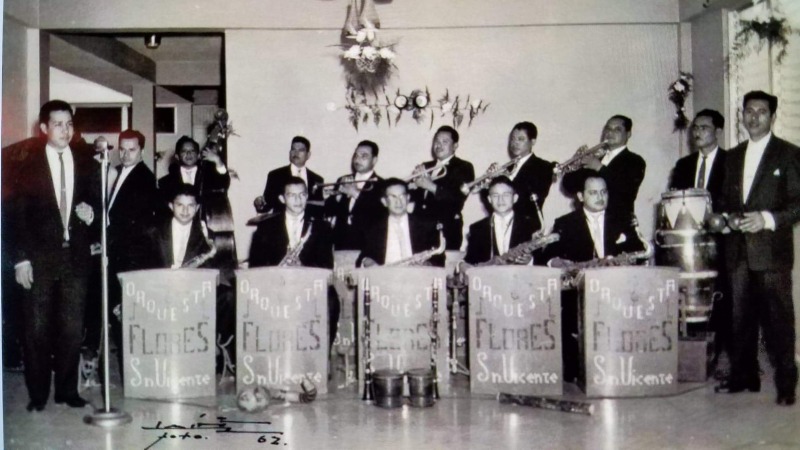 One of the first photos, already as an orchestra, Hermanos Flores (1962), with the older children integrated, from left to right: Tito, José Ángel, Don Andrés and Toño.