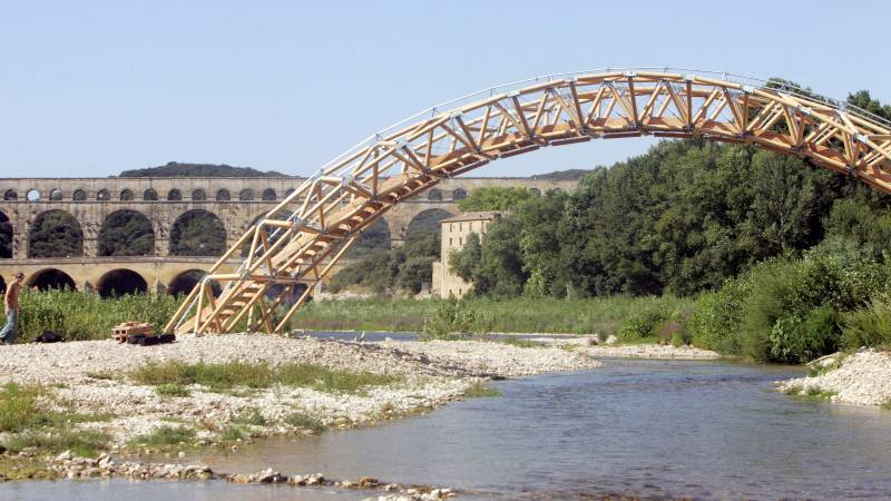 En esta imagen de 2007, se puede ver el "puente de cartón" hecho por el arquitecto japonés, cerca del Pont du Gard, al sur de Francia. 
Foto / Archivo AFP