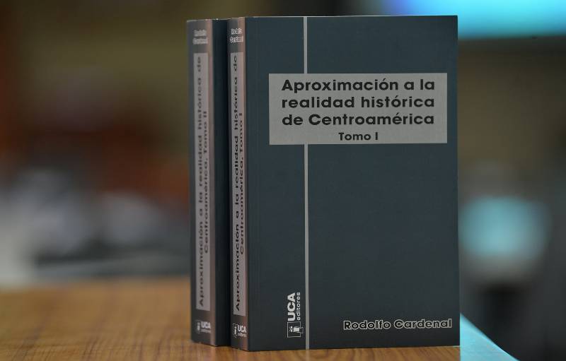 Los dos tomos de su aproximación histórica están a la venta en todas las sucursales de la librería de la UCA. Foto EDH / Jonatan Funes