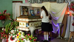 “Él esperaba que su papá regresara”: familiar de muerto en penal de Izalco