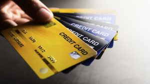De cada 100 salvadoreños, 9 tienen  una tarjeta de crédito