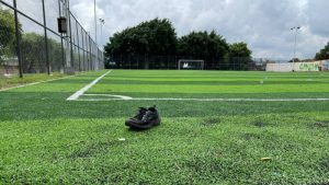 “Nadie se vaya a meter”, supuesto pandillero vapulea a árbitro durante partido de fútbol