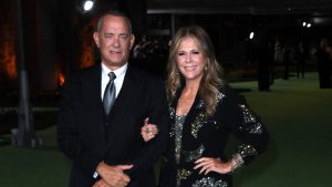 Tom Hanks grita furioso a fan que se acercó mucho a su esposa