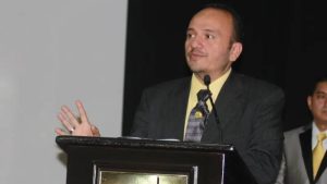 Muere director de colegio y pastor detenido bajo el régimen de excepción