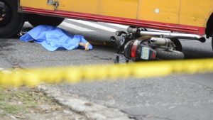 "Me mataron a mi hija, ahorita está debajo del bus": motociclista murió al chocar con bus