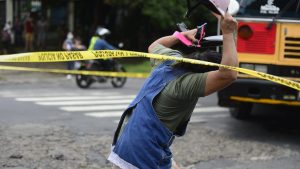 "Me mataron a mi hija, abajo del bus de la R41 está". Joven muere atropellada en calle a Ciudad Delgado