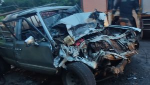 VIDEO: Hombre quedó atrapado en pick up tras chocar con bus en Cabañas