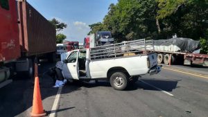 Universitaria que iba a celebrar el día del padre muere tras ser embestidos por pickup y cabezal en Sonsonate