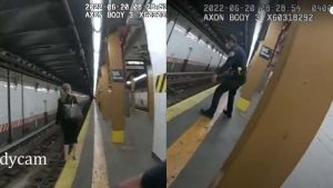 Agente policial se lanza a los rieles del tren en Brooklyn para salvar a una mujer