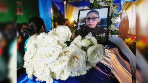 Tacubenses lloran a la agente asesinada durante ataque armado en Santa Ana