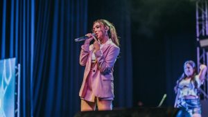 Conoce a la artista salvadoreña que abrirá el concierto de Karol G