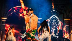 VIDEO: Fan burla seguridad, derriba a Anuel y se aferra al cantante durante show en España