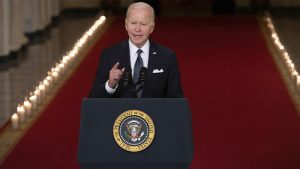 Biden urge a "prohibir" en EEUU vender armas de asalto a particulares