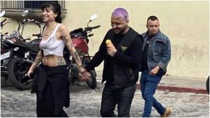 Tras ser vistos de la mano, Cazzu niega romance con Christian Nodal