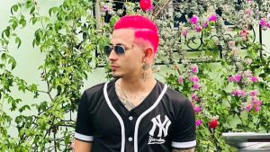 “Tan guapo se ve”. El Ricky luce su nuevo color de cabello