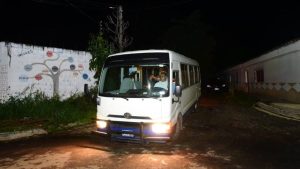 Familiares de policías asesinados llegaron a la escena para reconocer a los agentes
